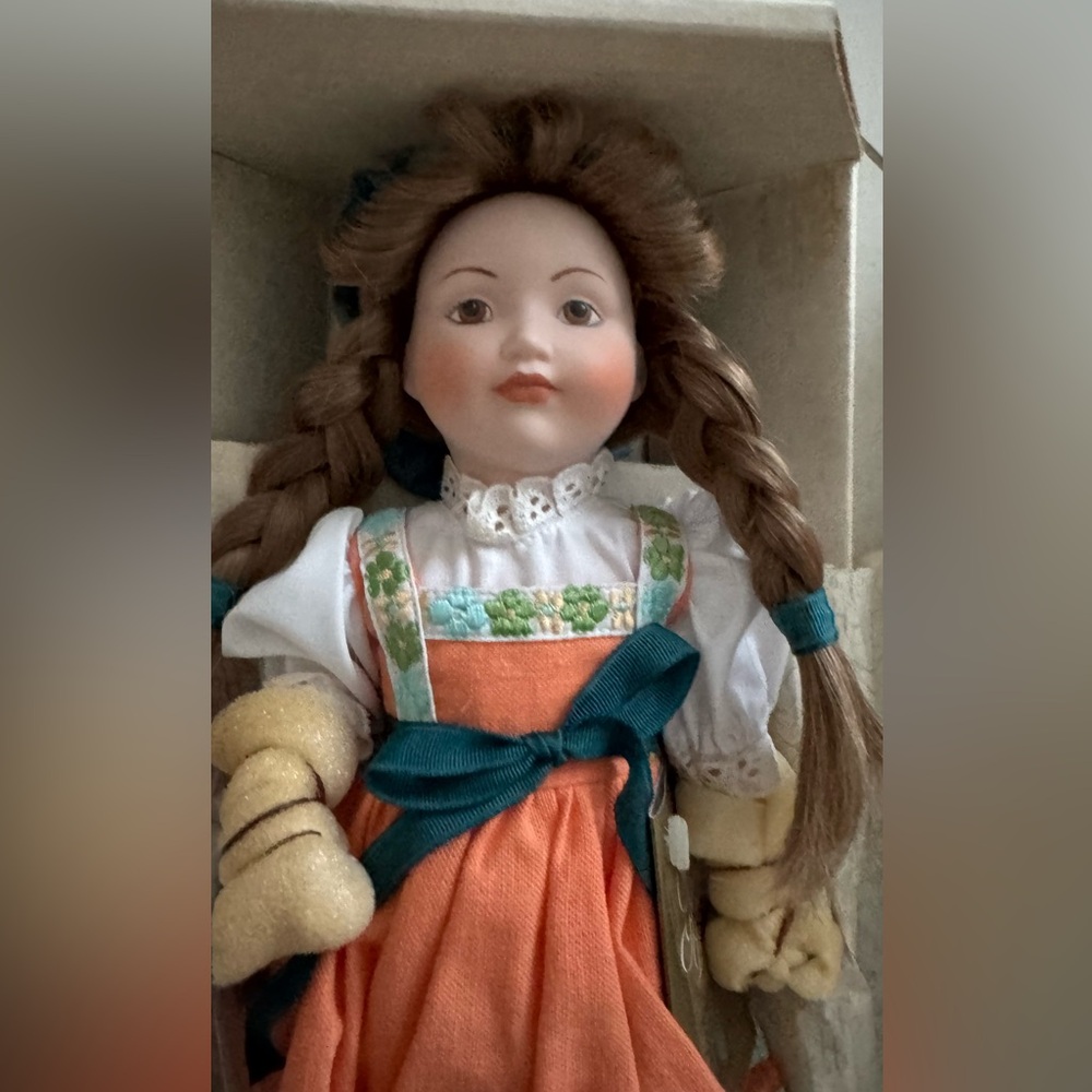 1986 Franklin Heirloom Collection 13" Gretel by Carol Lawson Porcelain Doll.